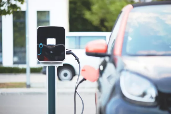 Kínából mennyi elektromos autó érkezik Európába évente?
